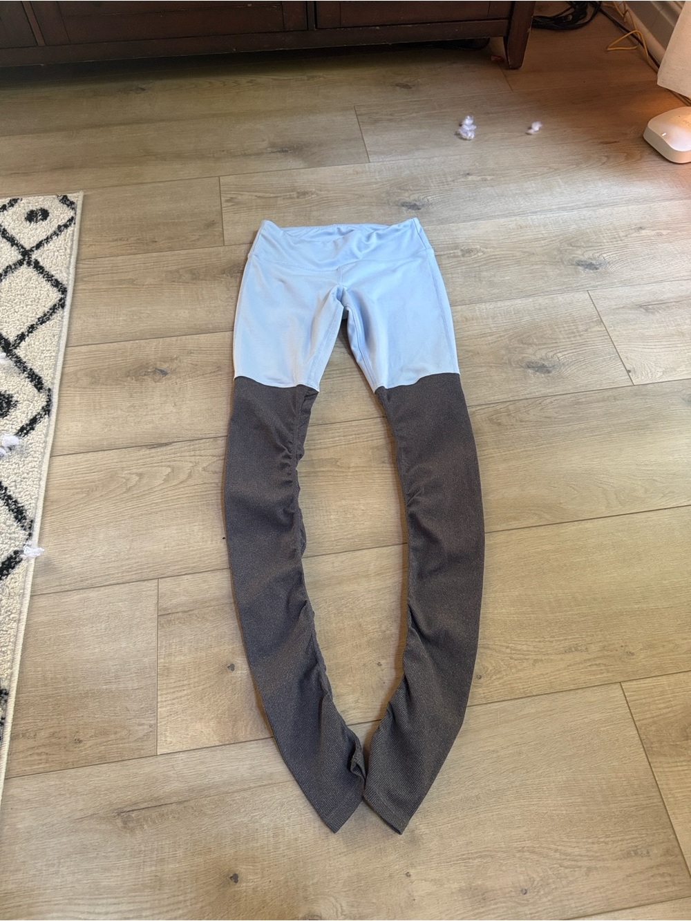 ALO Yoga Women’s Small Two-Tone Leggings in Light Blue and Dark Gray